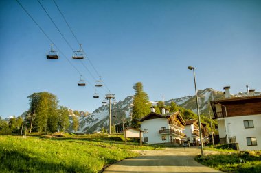 Bir gölgelik telesiyej ve dağlarında dağ evi. Rosa Khutor s