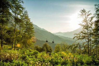 Bir gölgelik telesiyej dağlarda yaz arka planda. Rosa Khutor, Adler