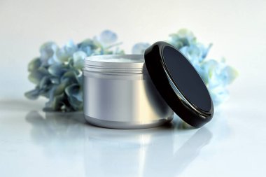 Mavi hydrange ile krem şablonu için kozmetik ambalaj ürün