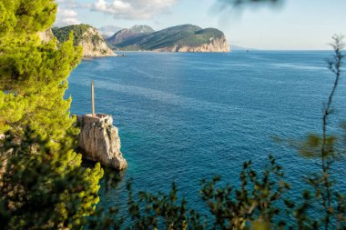 Petrovac resort kasaba kayalık pelerinle görünümünü. Güzel
