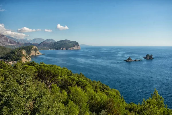 Güzel sahil görünümü, Adriyatik Denizi, Karadağ.
