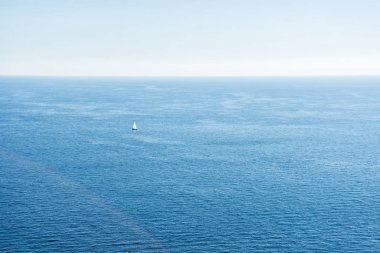 Adriyatik Denizi manzaralı beyaz yelken ile küçük bir tekne. Sakin seasca