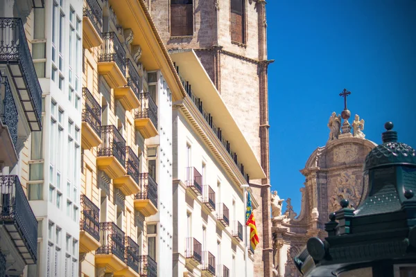 Valencia Spanje Streetlight Tegen Gebouwen — Stockfoto