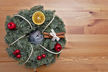 Köknar ağacı dalları, ahşap üzerine limon