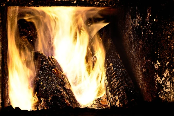 Flammen Aus Brennendem Holz lizenzfreie Stockfotos