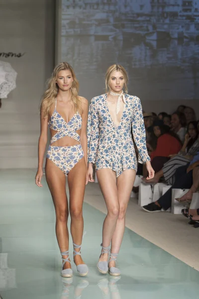 For Love a Lemons Fashion Show Swim Week 2016 — Stock Photo, Image