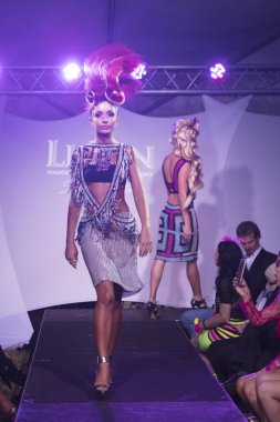 Sanat kalpler li Jon defile moda sanat Basel 2016
