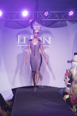 Sanat kalpler li Jon defile moda sanat Basel 2016