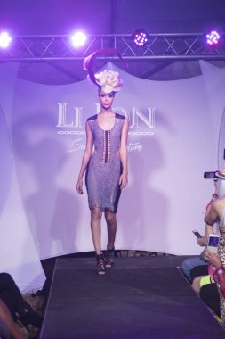 Sanat kalpler li Jon defile moda sanat Basel 2016
