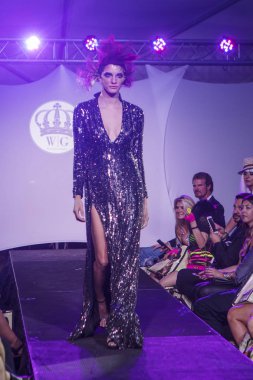 Wilfredo Gerardo moda gösterisi sırasında sanat kalpler moda sanat Basel 2016