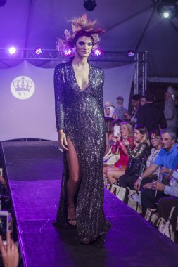 Wilfredo Gerardo moda gösterisi sırasında sanat kalpler moda sanat Basel 2016