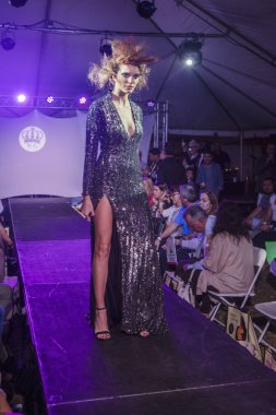 Wilfredo Gerardo moda gösterisi sırasında sanat kalpler moda sanat Basel 2016