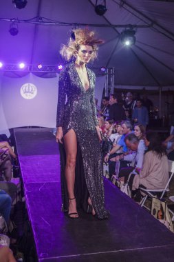 Wilfredo Gerardo moda gösterisi sırasında sanat kalpler moda sanat Basel 2016