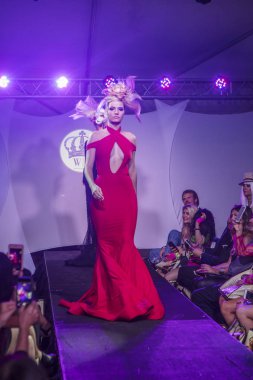 Wilfredo Gerardo moda gösterisi sırasında sanat kalpler moda sanat Basel 2016