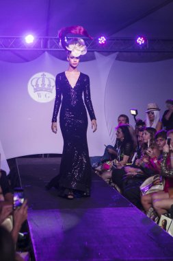 Wilfredo Gerardo moda gösterisi sırasında sanat kalpler moda sanat Basel 2016