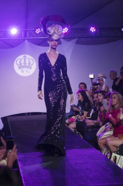 Wilfredo Gerardo moda gösterisi sırasında sanat kalpler moda sanat Basel 2016