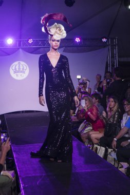 Wilfredo Gerardo moda gösterisi sırasında sanat kalpler moda sanat Basel 2016