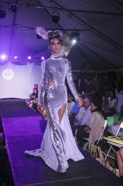 Wilfredo Gerardo moda gösterisi sırasında sanat kalpler moda sanat Basel 2016