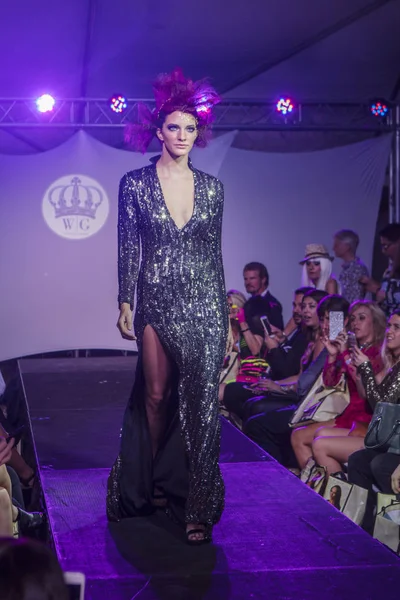 Wilfredo Gerardo moda gösterisi sırasında sanat kalpler moda sanat Basel 2016