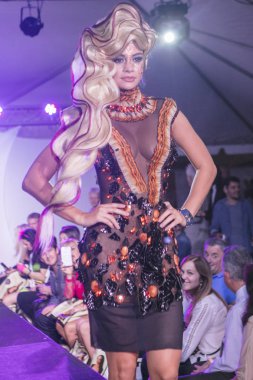 Rocky Gathercole moda gösterisi sırasında sanat kalpler moda sanat Basel 2016