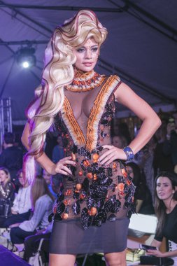 Rocky Gathercole moda gösterisi sırasında sanat kalpler moda sanat Basel 2016