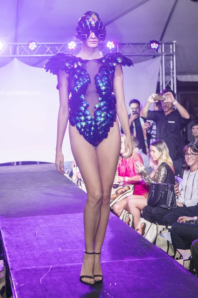 Rocky Gathercole moda gösterisi sırasında sanat kalpler moda sanat Basel 2016