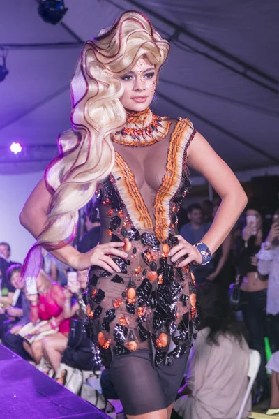 Rocky Gathercole moda gösterisi sırasında sanat kalpler moda sanat Basel 2016