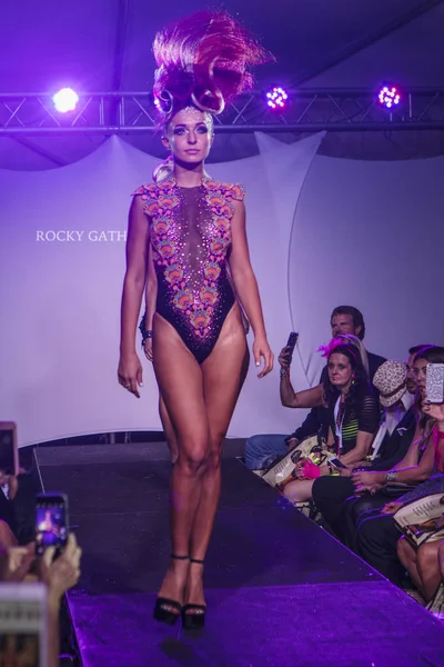 Rocky Gathercole moda gösterisi sırasında sanat kalpler moda sanat Basel 2016