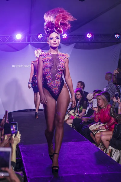 Rocky Gathercole moda gösterisi sırasında sanat kalpler moda sanat Basel 2016