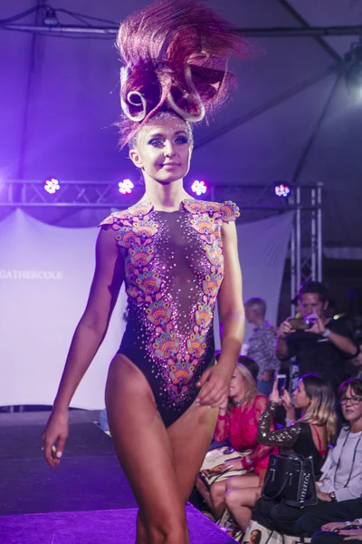 Rocky Gathercole moda gösterisi sırasında sanat kalpler moda sanat Basel 2016