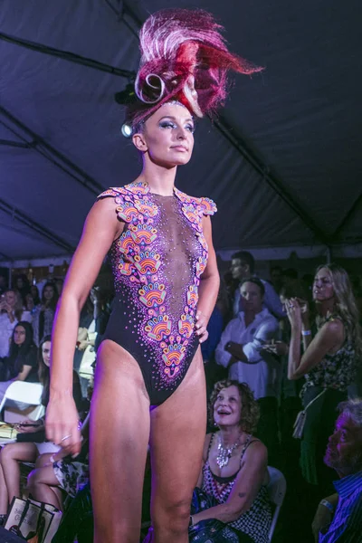 Rocky Gathercole moda gösterisi sırasında sanat kalpler moda sanat Basel 2016