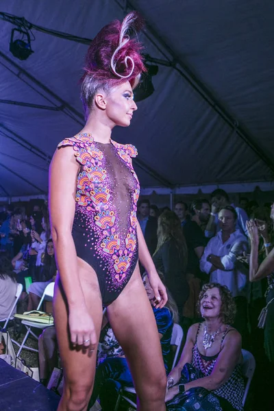 Rocky Gathercole moda gösterisi sırasında sanat kalpler moda sanat Basel 2016