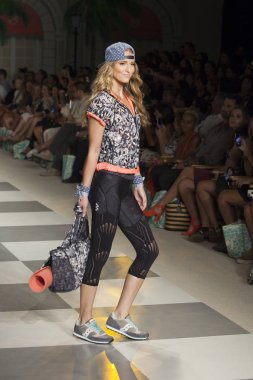 Maaji moda gösterisi sırasında Funkshion yüzmek 2016