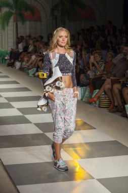 Maaji moda gösterisi sırasında Funkshion yüzmek 2016