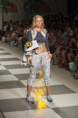 Maaji moda gösterisi sırasında Funkshion yüzmek 2016