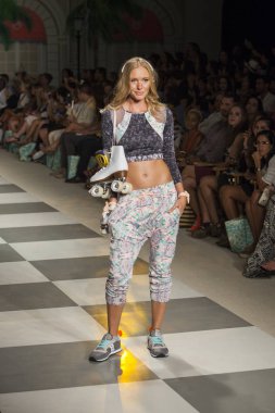 Maaji moda gösterisi sırasında Funkshion yüzmek 2016