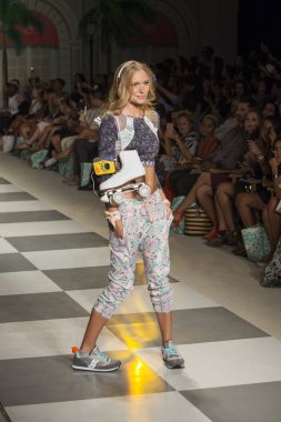 Maaji moda gösterisi sırasında Funkshion yüzmek 2016