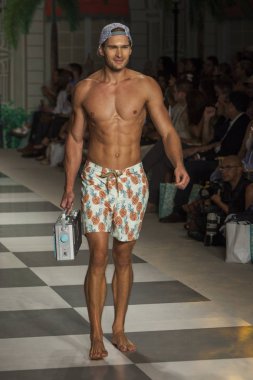 Maaji moda gösterisi sırasında Funkshion yüzmek 2016