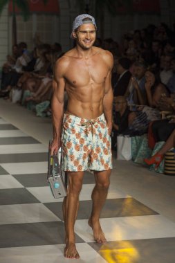 Maaji moda gösterisi sırasında Funkshion yüzmek 2016