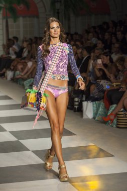 Maaji moda gösterisi sırasında Funkshion yüzmek 2016