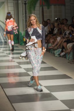 Maaji moda gösterisi sırasında Funkshion yüzmek 2016