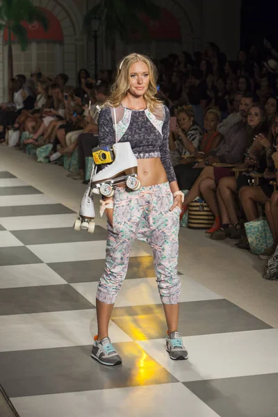 Maaji moda gösterisi sırasında Funkshion yüzmek 2016