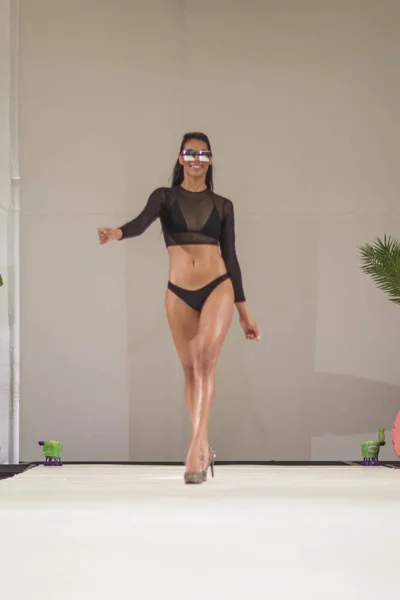 OMG Miami fürdőruha divat Show 2017 — Stock Fotó