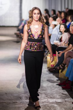 Nicole Miller moda gösterisi Resort 2017