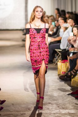 Nicole Miller moda gösterisi Resort 2017