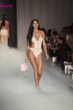 Plaj Tavşanı moda gösterisi yaz 2017