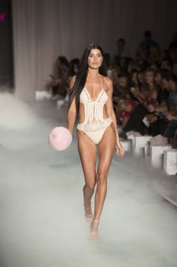 Plaj Tavşanı moda gösterisi yaz 2017