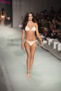 Plaj Tavşanı moda gösterisi yaz 2017