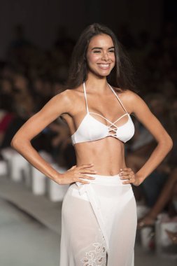 Plaj Tavşanı moda gösterisi yaz 2017