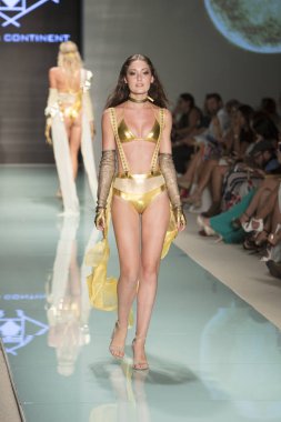 8 kıta mayo moda gösterisi 2017